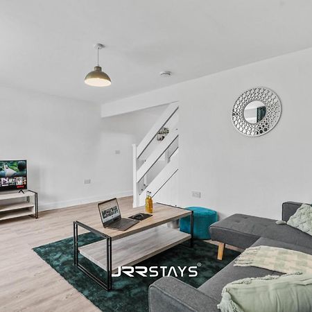 Wolverhampton - Amazing 3 Bedroom, Sleeps 6, Wi-Fi - Jrr Stays Екстериор снимка