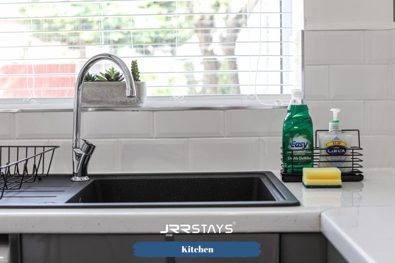 Wolverhampton - Amazing 3 Bedroom, Sleeps 6, Wi-Fi - Jrr Stays Екстериор снимка