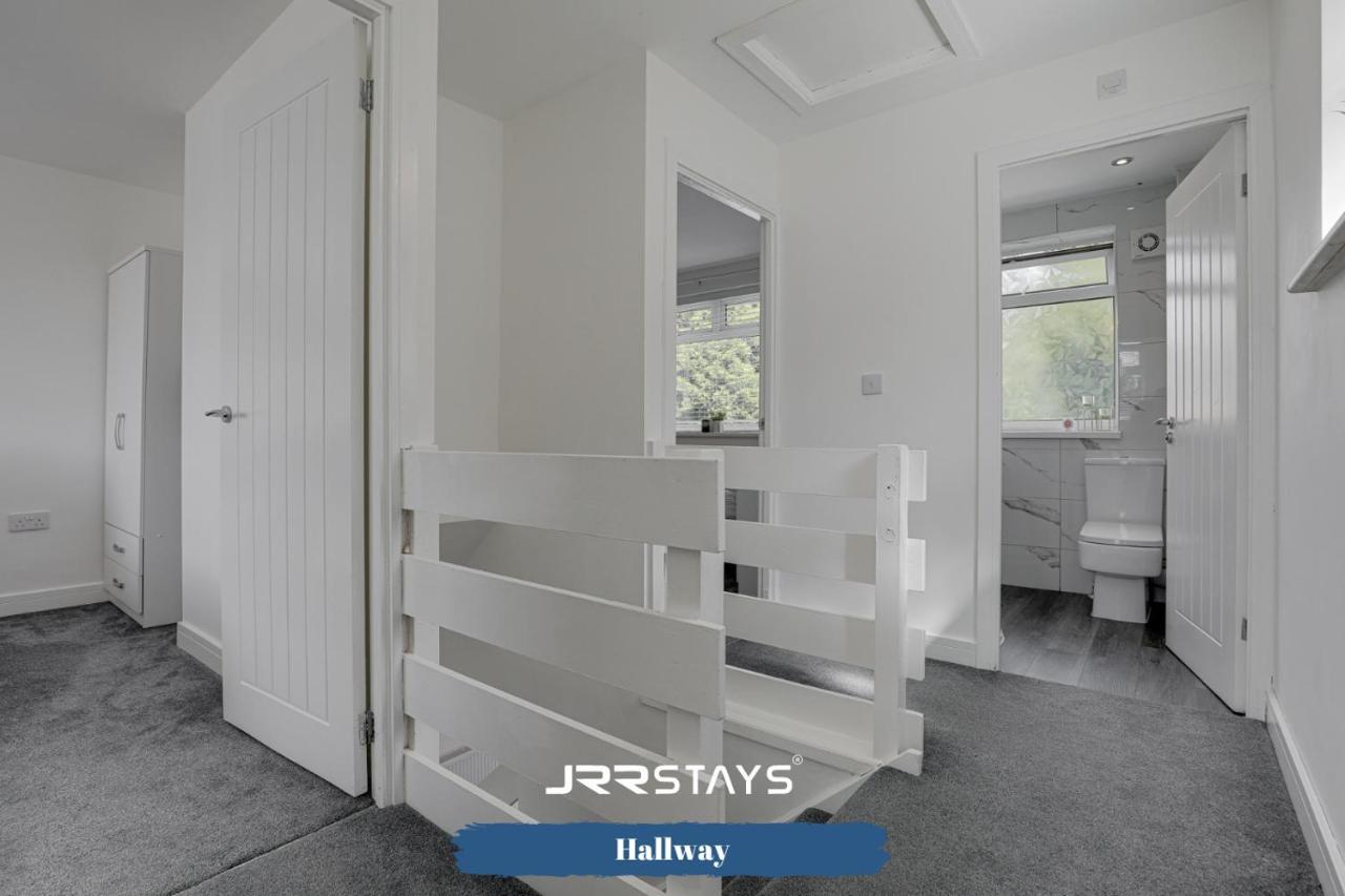 Wolverhampton - Amazing 3 Bedroom, Sleeps 6, Wi-Fi - Jrr Stays Екстериор снимка