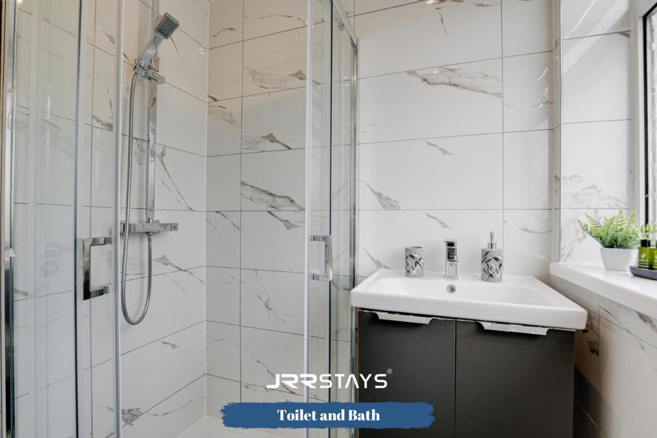 Wolverhampton - Amazing 3 Bedroom, Sleeps 6, Wi-Fi - Jrr Stays Екстериор снимка