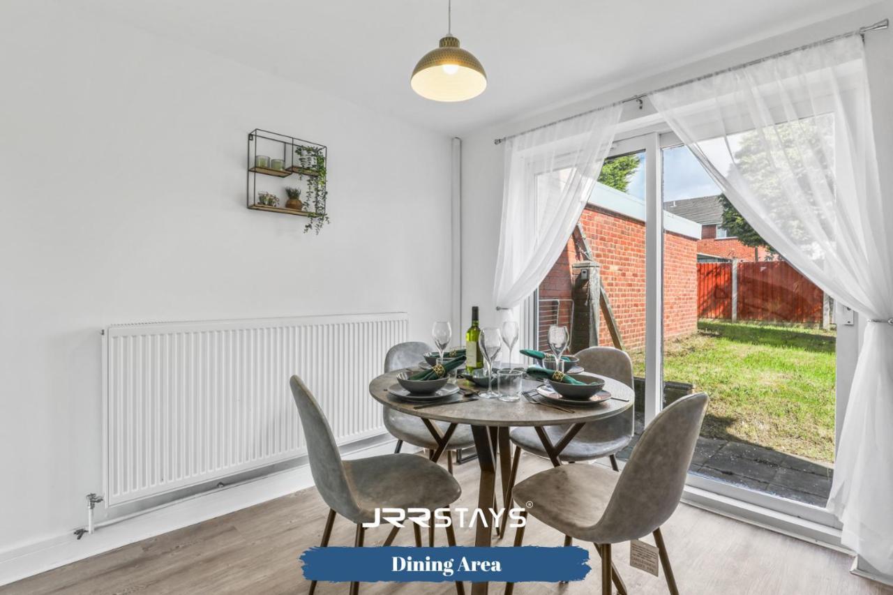 Wolverhampton - Amazing 3 Bedroom, Sleeps 6, Wi-Fi - Jrr Stays Екстериор снимка