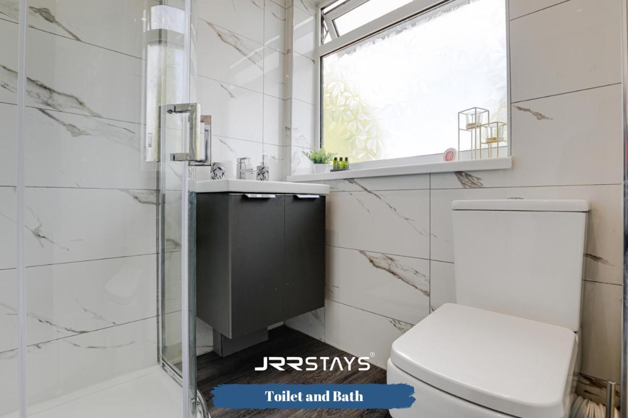 Wolverhampton - Amazing 3 Bedroom, Sleeps 6, Wi-Fi - Jrr Stays Екстериор снимка